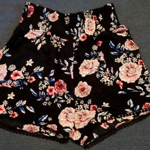 Woman's floral shorts Size: Large Brand: Three Dots